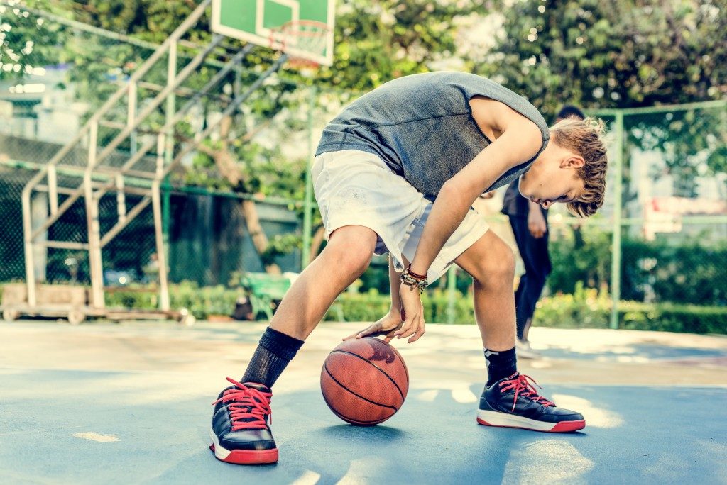 man playing basketball